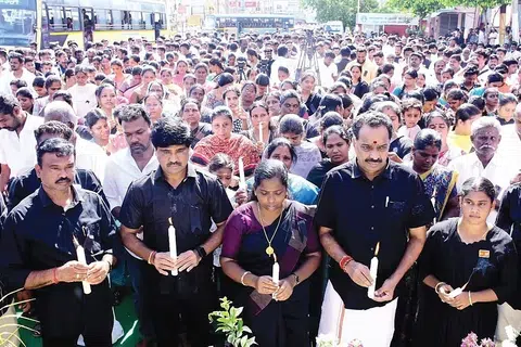 தவெக சார்பில் நடைபெற்ற நிகழ்ச்சியில், உயிரிழந்தவர்களின் குடும்பத்தினரும் கட்சியினரும் மெழுகுவத்தி ஏந்தி கண்ணீர் அஞ்சலி செலுத்தினர்.