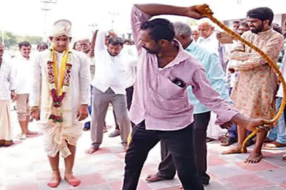 மணமகன், மணமகளின் கழுத்தில் தாலி கட்டியவுடன், மணமகனின் குடும்ப உறுப்பினர்கள் அவரை இந்தச் சடங்கின்படி கருப்புச் சாட்டையால் அடிக்கிறார்கள்.