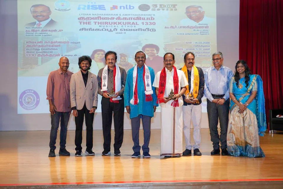 (இடமிருந்து) லிடியனின் தந்தையும் இசையமைப்பாளருமான திரு வர்ஷன், லிடியன் நாதஸ்வரம், திரு ஜி.வி.ராம், திரு இரா.தினகரன், திரு இறை.மதியழகன், திரு.அருமைச்சந்திரன், திரு ஆர். பாலகிருஷ்ணன், அமிர்தவர்ஷினி.