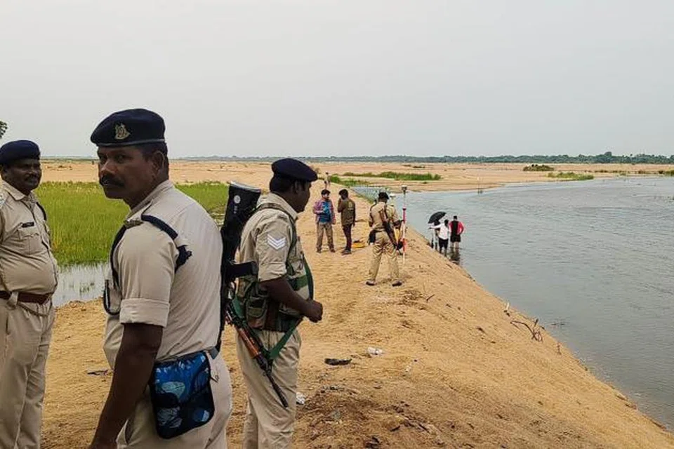 கொள்ளிடம் ஆற்றில் உள்ள மணல் குவாரிகளைப்  அதிகாரிகள் சோதனை செய்தபோது, மத்திய துணை ராணுவ படையினர் பாதுகாப்பு பணியில் ஈடுபட்டனர்.