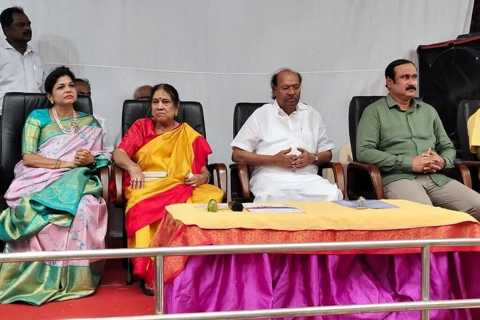 திண்டிவனம் அருகே கோனேரிக்குப்பத்தில் உள்ள சரஸ்வதி கல்லூரியில் தமது 88வது பிறந்தநாளைக் குடும்பத்துடன் கொண்டாடினார் பாமக நிறுவனர் மருத்துவர் ராமதாஸ்.