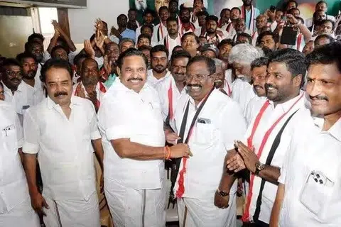 முன்னாள் எம்எல்ஏ தமிழரசு உட்பட பலர் எடப்பாடி பழனிசாமி முன்னிலையில் அதிமுகவில் சேர்ந்தனர். 
