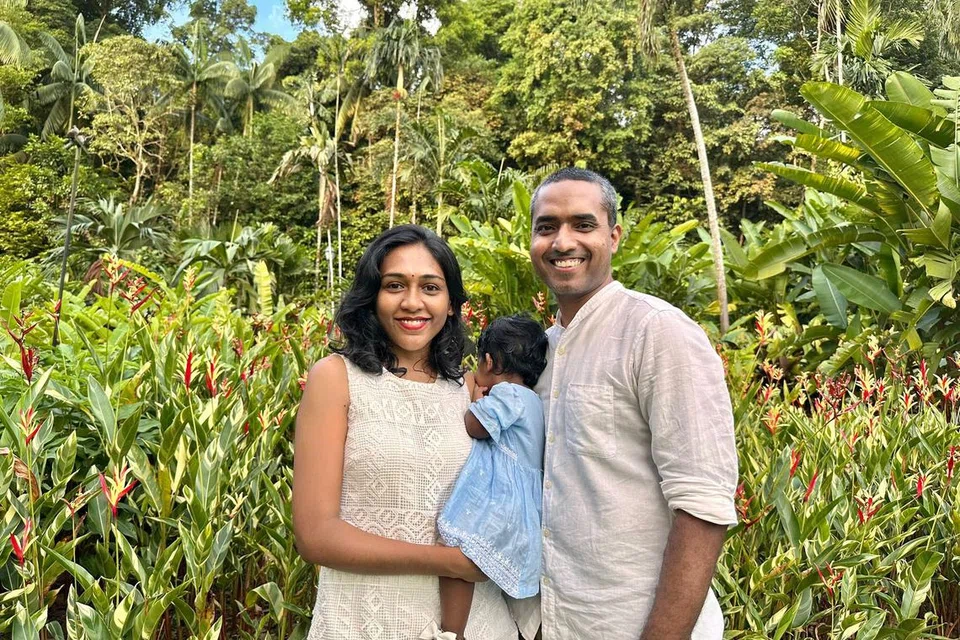 வளர்ப்புக் குழந்தையுடன் ஹேமாவதியும் அவரது கணவர் அங்கபிரதச்சனனும். 