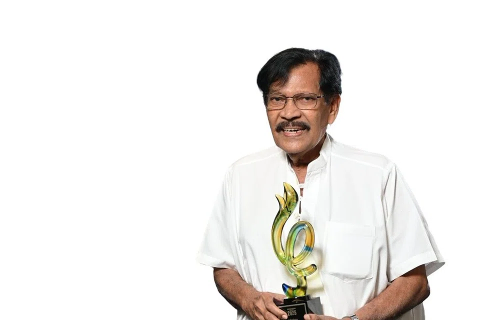 மீடியாகார்ப்பின் ‘பிரதான விழா’ வாழ்நாள் சாதனையாளர் கிண்ணத்தைக் கையில் திரு எஸ்.பீட்டர் வைத்திருக்கிறார். 