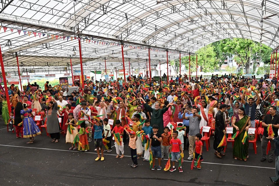 மேடையில் ஒயிலாட்டக் கலைஞர்கள் செய்து காட்டியபடி பார்வையாளர்களும் செய்து ஆடினர்.