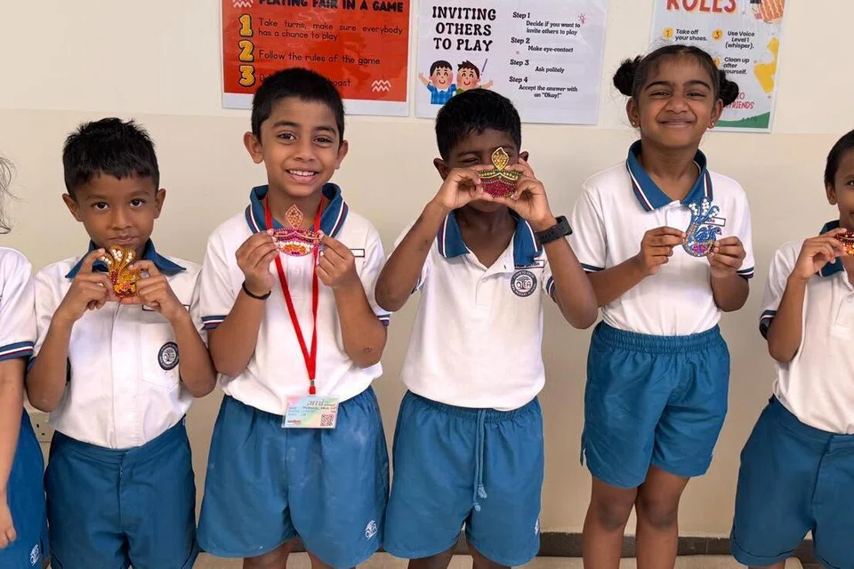 தொடக்கநிலை 1ல் பயிலும் மாணவர்கள் வண்ணக் கற்களைக் கொண்டு அழகான, நுணுக்கமான கோலங்களை வடிவமைத்தனர்.