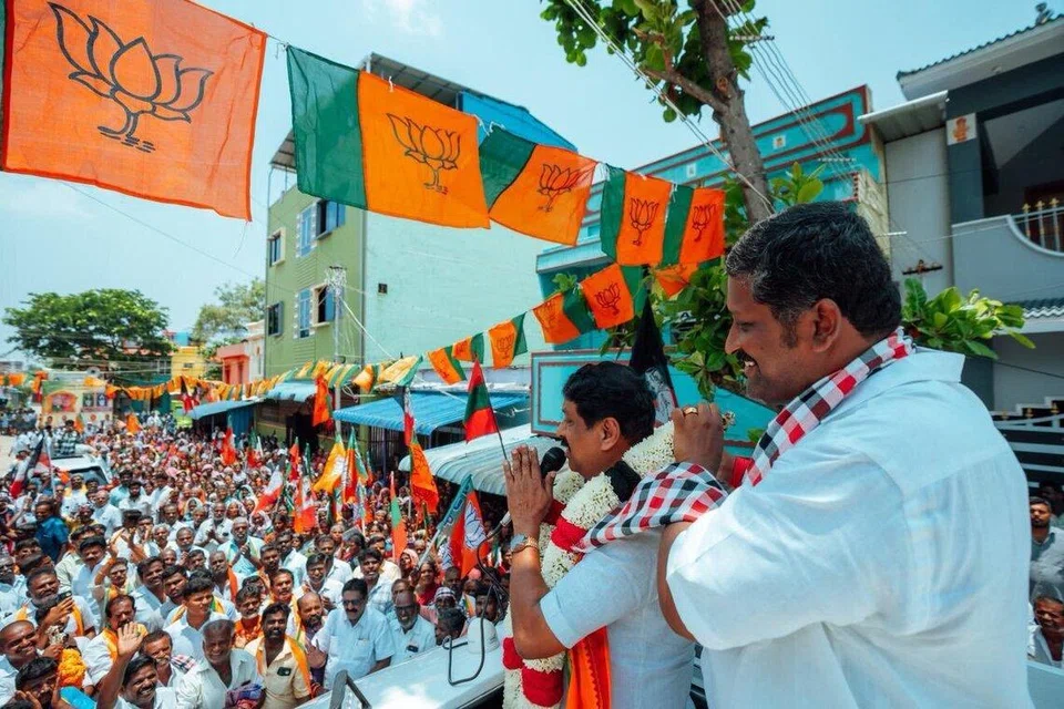 கடையநல்லூர் சட்டமன்றத் தொகுதியில், அதிமுக சார்பில் களமிறங்கும் கிருஷ்ண முரளிக்கு ஆதரவாக தமிழக பாஜக தலைவர் நயினார் நாகேந்திரன் பிரசாரம் செய்தார். 