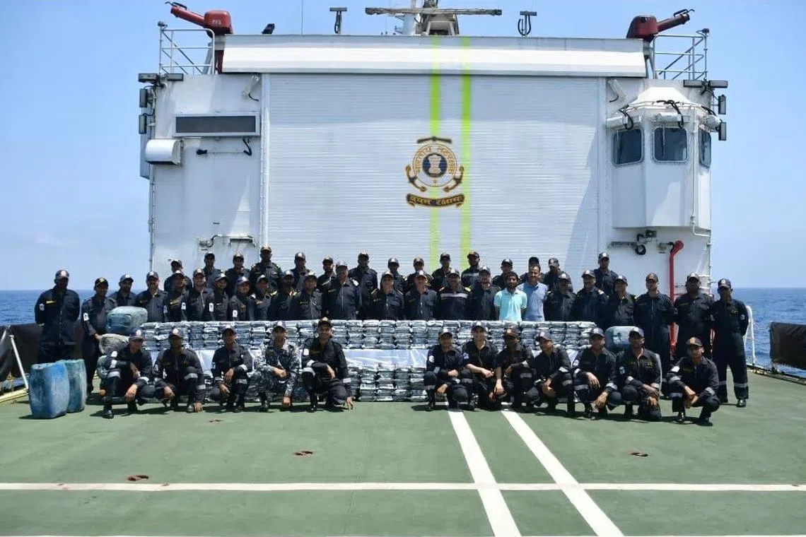 ரூ.1,800 கோடி போதைப்பொருளைக் கடலில் போட்டுவிட்டு கடத்தல்காரர்கள் தப்பியோட்டம்