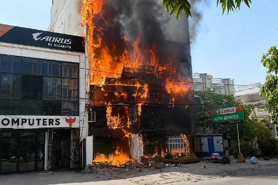 மூன்று மாடிக் கட்டடத்தில் ஏற்பட்ட தீயில் 14 பேர் உயிரிழந்தனர். மேலும் பலர் காயமடைந்துள்ளனர்.