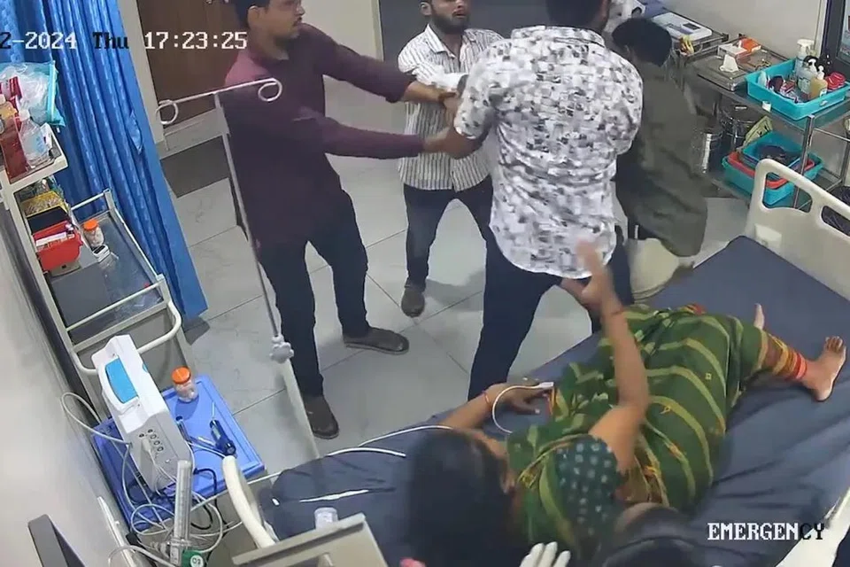 நோயாளியின் உறவினர்கள், மருத்துவரை அடித்து உதைத்தது கண்காணிப்புப் படக்கருவியில் பதிவானது.