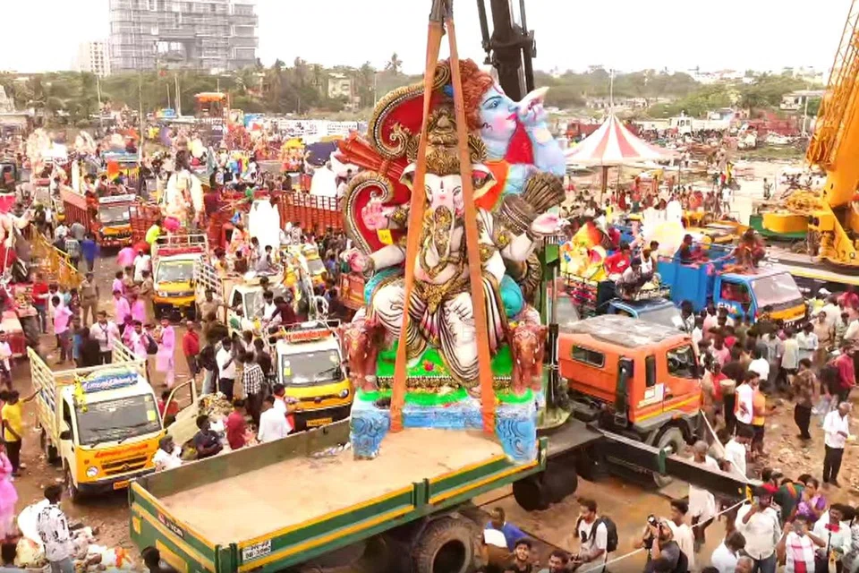 ஞாயிற்றுக்கிழமை பல இடங்களிலிருந்து கொண்டு வரப்பட்ட பிள்ளையார் சிலைகள் கடலில் கரைக்கப்பட்டன.