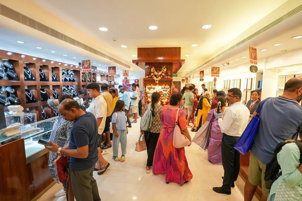 அட்சய திருதியை நாளில் தங்கம் வாங்கினால் வீட்டில் அது பெருகும் என்ற நம்பிக்கை பலரிடம் உள்ளது. 