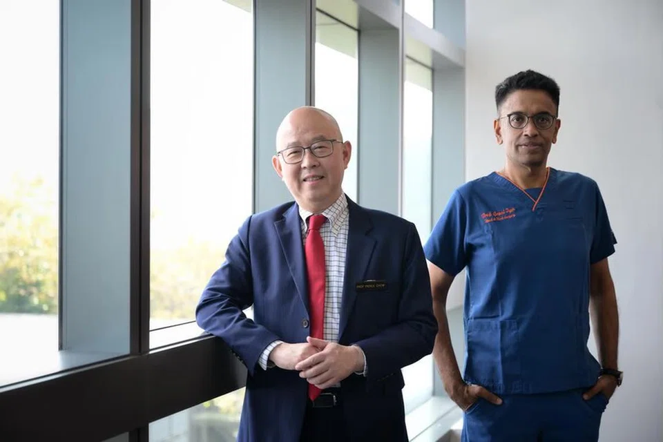 பேராசிரியர் பியர்ஸ் சாவ், பேராசிரியர் கோபால் ஐயர் இருவருக்கும் புற்றுநோய் தொடர்பாக ஆய்வு நடத்த தலா $6 மில்லியன் நிதி வழங்கப்படும்.