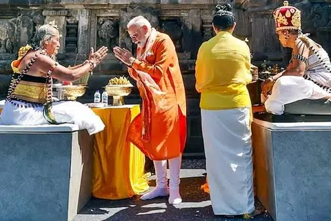 பிரம்பனன் கோயிலில் வழிபாடு செய்த இந்தியப் பிரதமர் மோடி.