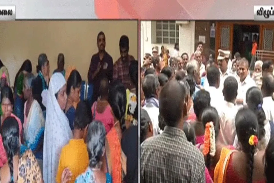 சிறப்பு முகாம் நடைபெறுவதாக வாட்ஸ்அப்பில் பரவிய பொய்ச்செய்தியை நம்பி ஆட்சியர் அலுவலகங்கள்முன் திரண்ட மக்கள்.