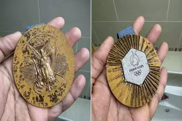 ‘1924 பாரிஸ் ஒலிம்பிக்’ போட்டிகளில் வழங்கப்பட்ட பதக்கம்போல் தெரிகிறது என்று சாடியுள்ளார் யோகன் எண்டோயே புகுவா.