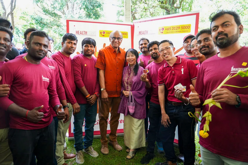 ‘ஹெல்த் சர்வ்’ அமைப்பில் தொண்டாற்றும் வெளிநாட்டு ஊழியர்களுடன் அதிபர் தர்மன் சண்முகரத்னம், அவரது மனைவி ஜேன் இத்தோகி.
