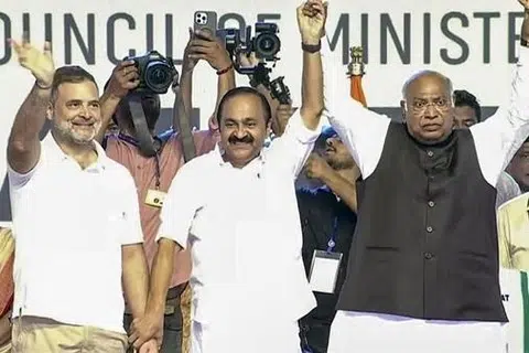 கேரள முதல்வர் வி.டி.சதீசனுடன் அமைச்சர்களாகப் பதவியேற்றவர்களில் 11 பேர் காங்கிரஸ் கட்சியைச் சேர்ந்தவர்கள்.