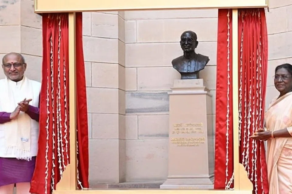 ராஜாஜி சிலையைத் திறந்து வைத்த இந்திய அதிபர் திரெளபதி முர்மு (வலது), இந்தியத் துணை அதிபர் சி.பி. ராதாகிருஷ்ணன்.