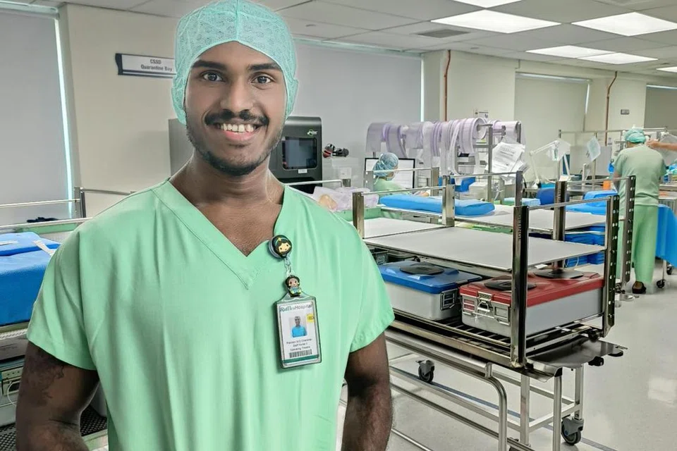 ராஃபிள்ஸ் மருத்துவமனையில் மத்திய சுத்திகரிப்பு விநியோகப் பிரிவில் (Central Sterile Supply Department) திரு பிரவீன் சந்திரன், 25, பணியாற்றுகிறார். 