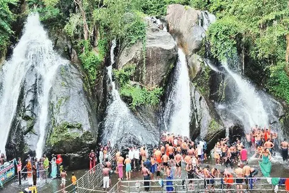 குற்றால அருவிகளிலும் சனிக்கிழமை மாலை காட்டாற்று வெள்ளம் ஏற்பட்டது.