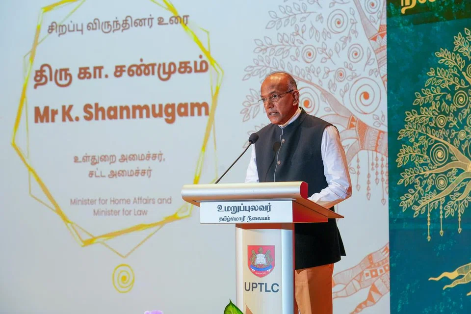 நல்லாசிரியர் விருது விழாவில் சிறப்பு விருந்தினராகக் கலந்துகொண்டு உரையாற்றிய உள்துறை, சட்ட அமைச்சர் கா. சண்முகம். 