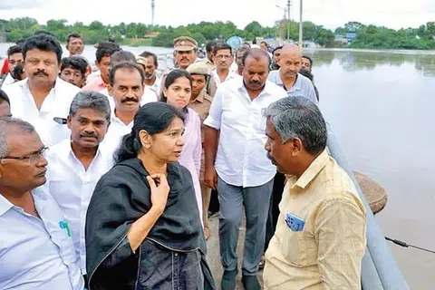 மழைநீரை வெளியேற்றும் பணிகளை, நாடாளுமன்ற உறுப்பினர் கனிமொழி, அமைச்சர் பி.கீதாஜீவன், மாவட்ட ஆட்சியர் க.இளம்பகவத் ஆகியோர் பார்வையிட்டனர்.