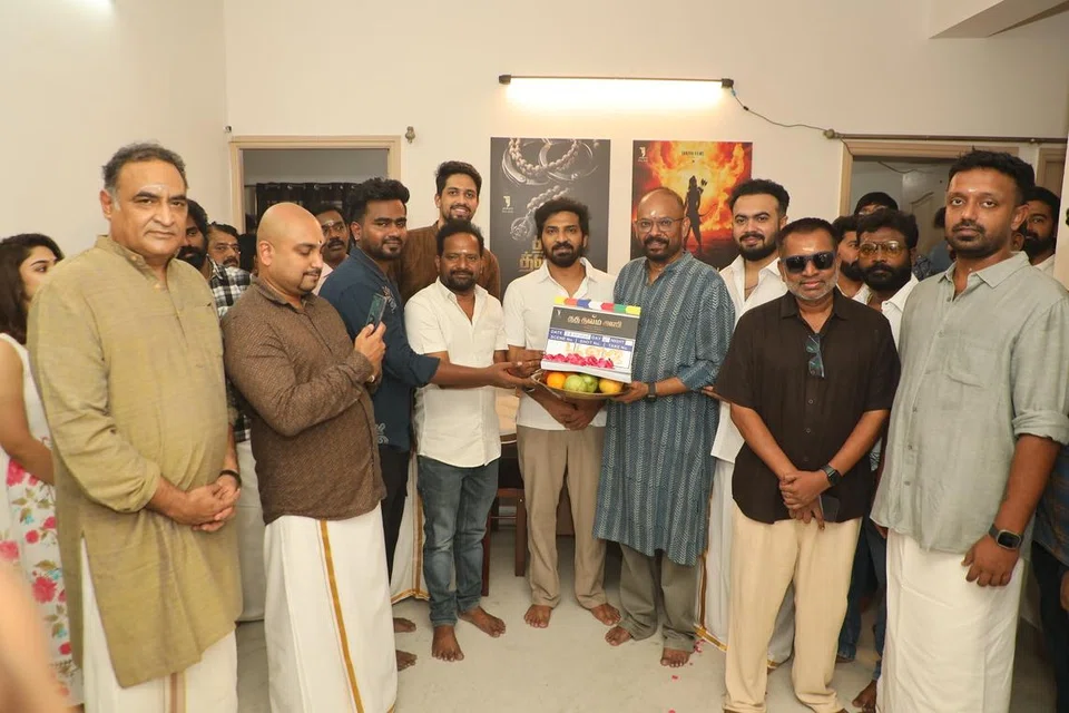 படப்பிடிப்பைத் தொடங்கிவைத்த இயக்குநர்கள் வெங்கட் பிரபு,  பொன்ராமுடன் நடிகர் வைபவ்.