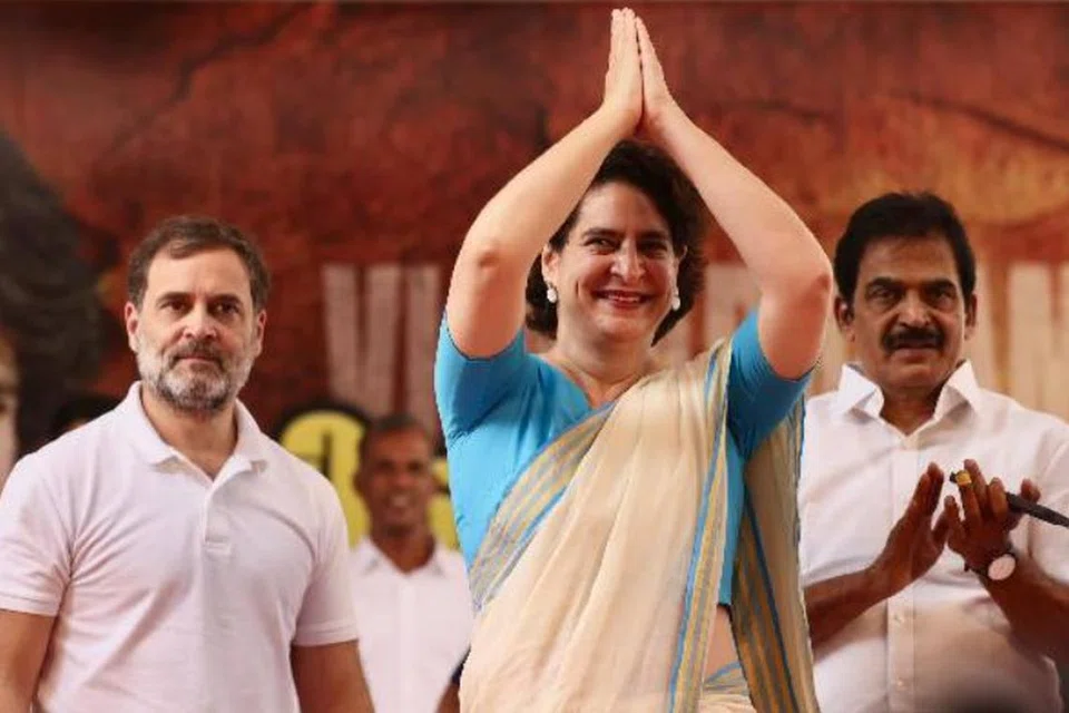 கோழிக்கோடு விமான நிலையத்தில் வரவேற்பை ஏற்ற பிரியங்கா காந்தி, எம்பி.