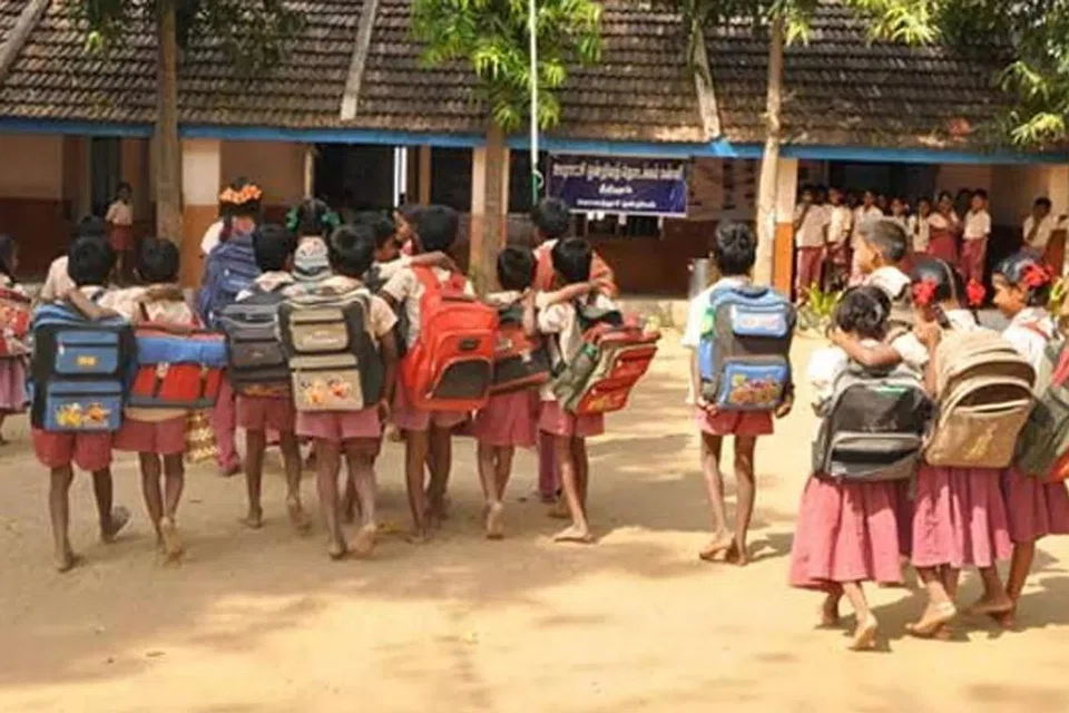 இருமொழிக் கொள்கையால் பல துறைகளை தமிழர்கள் தடம்பதித்து வருவதாக அமைச்சர் தங்கம் தென்னரசு தெரிவித்துள்ளார்.