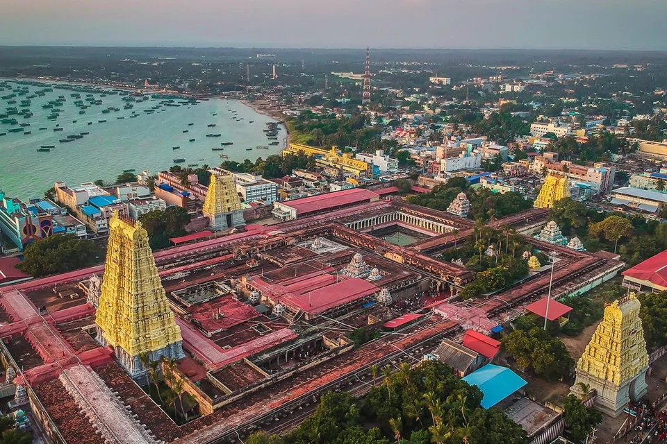 வெளியூர், வெளிமாநிலங்களில் இருந்து வரும் ஏராளமானோர் மதுரை அல்லது துாத்துக்குடி விமான நிலையம் சென்று அங்கிருந்து சாலைவழி ராமேசுவரம் சென்று திரும்புகிறார்கள்.