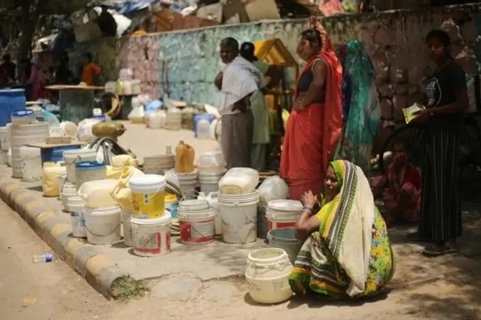புதுடெல்லியில் தண்ணீருக்குப் பற்றாக்குறை நிலவும் நிலையில், தண்ணீர் லாரிக்காக காத்திருக்கும் பொதுமக்கள்.