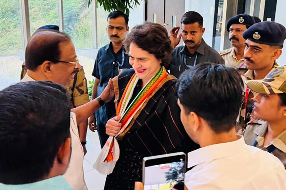 வயநாடு எம்.பி. பிரியங்கா காந்தி வத்ரா சனிக்கிழமை காலை 10 மணியளவில் கண்ணூர் விமான நிலையத்தில் தரையிறங்கியபோது, ​​கேரள காங்கிரஸ் கமிட்டி (கேபிசிசி) தலைவர் கே. சுதாகரன் வரவேற்றார். 