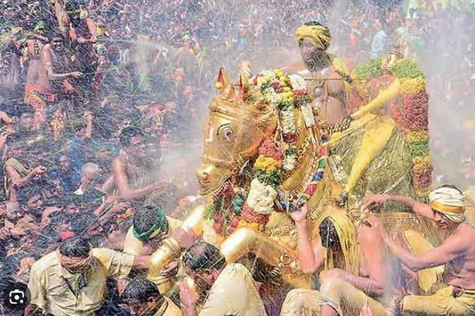 கள்ளழகர் மதுரை மாநகருக்கு வந்துள்ளார்.