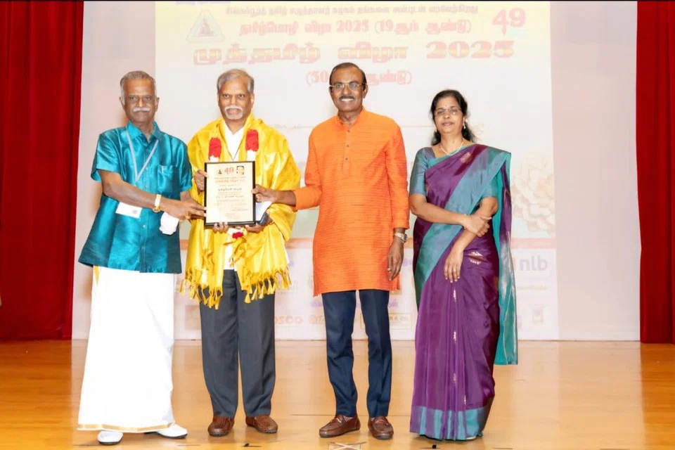 திரு நிர்மலன் பிள்ளைக்கு (இடமிருந்து 2வது) தமிழவேள் விருது வழங்கப்படுகிறது. எழுத்தாளர் கழகத் தலைவர் நா.ஆண்டியப்பன், இரா.தினகரன், கவிஞர் வெண்ணிலா ஆகியோர் உடன் உள்ளனர்.