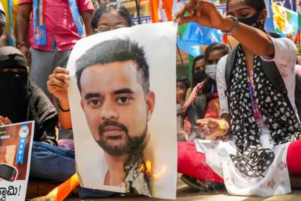 எம்.பி. பிரஜ்வல் ரேவண்ணாவுக்கு எதிராகப் போராட்டம நடத்திய பெண்கள். 