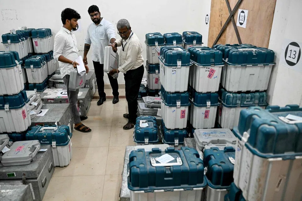 வாக்குப்பதிவிற்கான ஆயத்தப் பணிகளில் ஈடுபட்டுள்ள தேர்தல் அதிகாரிகள்.