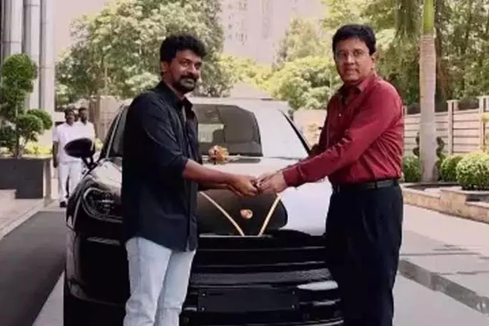 கார் பரிசளிக்கும் கலாநிதி மாறன்.