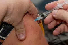 நிமோனியா ஏற்படாமல் இருக்கவும் அந்நோயிடமிருந்து பாதுகாத்துக்கொள்ளவும் பல நியூமகோக்கல் (pneumococcal) தடுப்பூசிகள் உள்ளன.