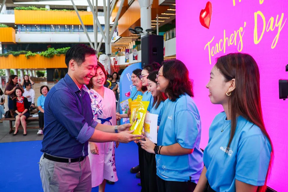 ‘பிரீஸ்கூல் மார்கெட்’, AECES இணைந்து பாலர் பள்ளி ஆசிரியர்களுக்காகத் தயாரித்துள்ள அன்பளிப்புப் பைகளை வழங்கும் துணையமைச்சர் கோ பெய் மிங்.