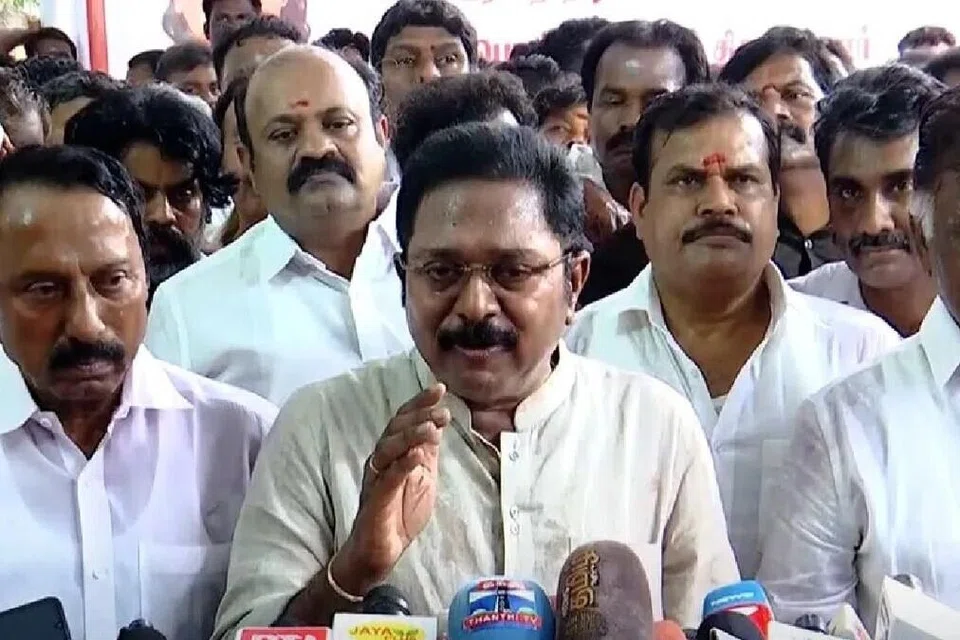 பசும்பொன் முத்துராமலிங்கத் தேவர் நினைவிடத்தில் மரியாதை செலுத்தியபின் செங்கோட்டையன், டிடிவி தினகரன்,  ஓ.பன்னீர்செல்வம் மூவரும் கூட்டாகச் செய்தியாளர்களைச் சந்தித்தனர்.