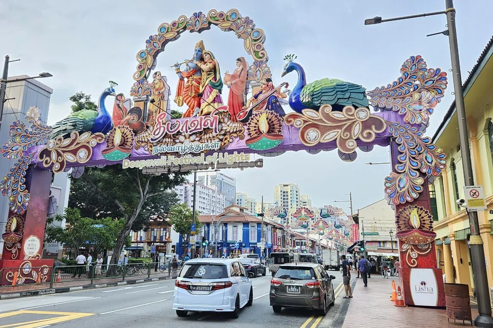  ‘ராதா - கிருஷ்ணா’ எனும் கருப்பொருளுடன் இவ்வாண்டின் தீபாவளி ஒளியூட்டு செப்டம்பர் 30ஆம் தேதி பெர்ச் சாலையின் திறந்தவெளியில் நடைபெறும்.