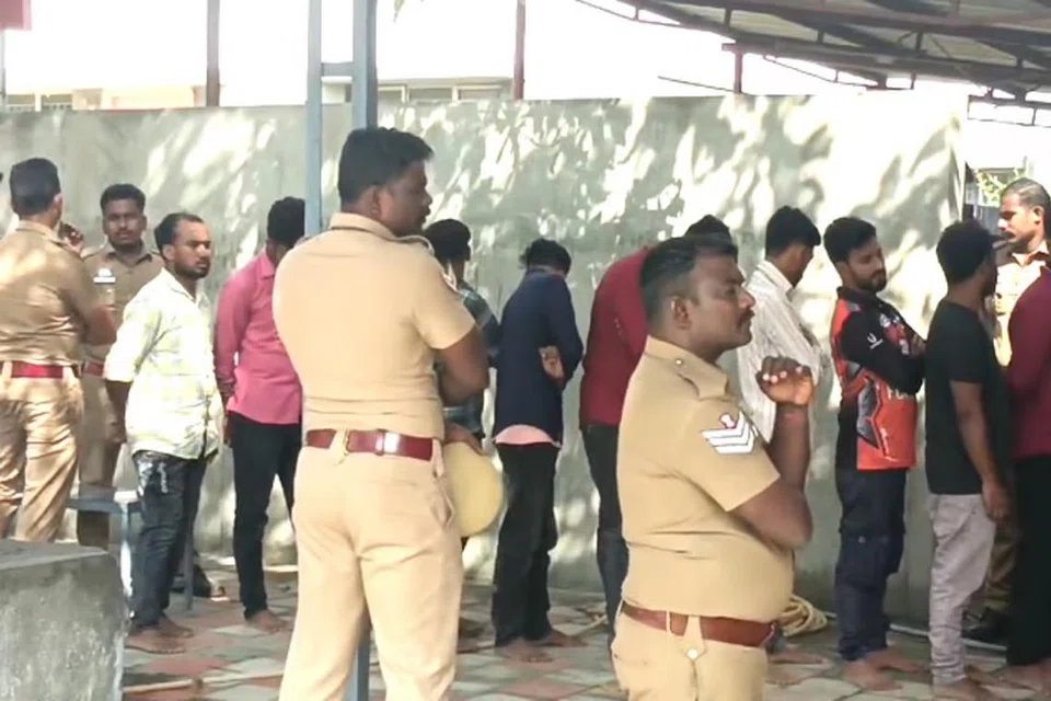 திருப்பூர் மாவட்டத்தில் இருக்கும் பனியன் நிறுவனங்களில் பணியாற்றிய வெளிமாநில இளையர்களிடம் சோதனை நடத்திய காவல்துறை அதிகாரிகள்.