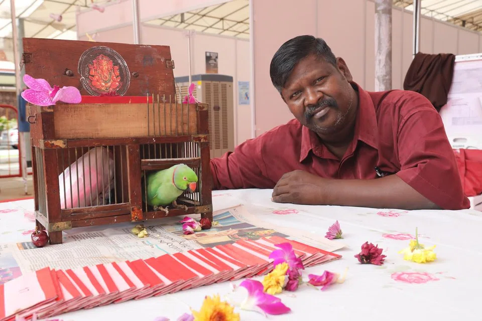 கிளி சோதிடர் செல்வராஜு முனியாண்டி.