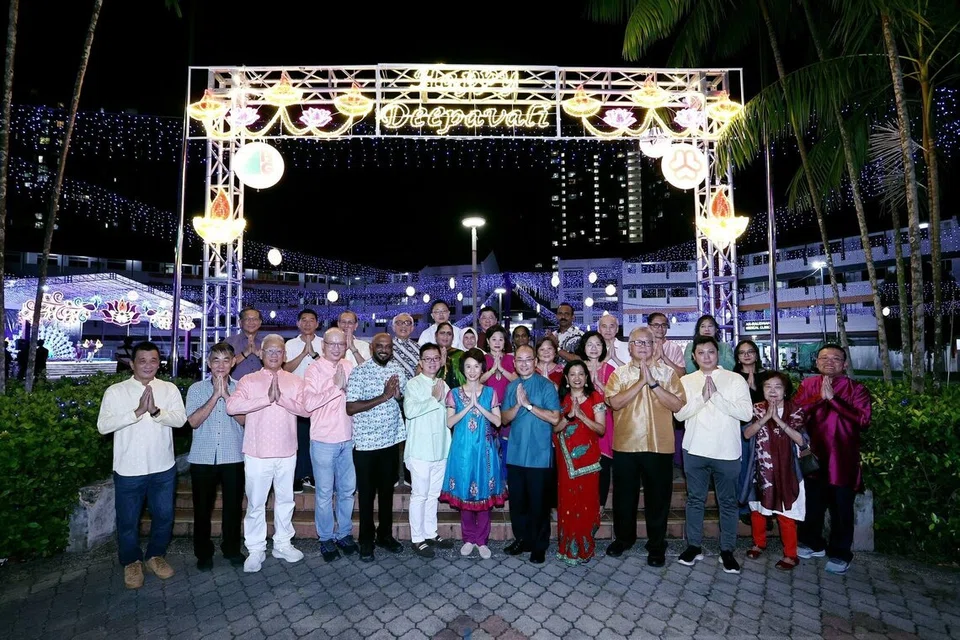புக்கிட் கோம்பாவில் ஆண்டுதோறும் கோலாகலமாக நடைபெறும் தீபாவளிக்காக ஒன்றிணையும் வட்டாரவாசிகள்.