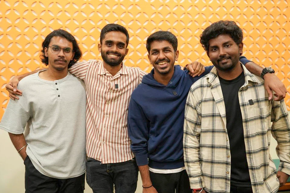 உள்ளூர்த் திரைப்படத்தின் இளையர் குழு - (இடமிருந்து) துணை இயக்குநர் சைலே‌ஷ் நாதன், துணை இயக்குநர் நவீன்குமரன், இயக்குநர் கெவின் வில்லியம், தொகுப்பாளர் அறிவழகன் ஆபேல்.
