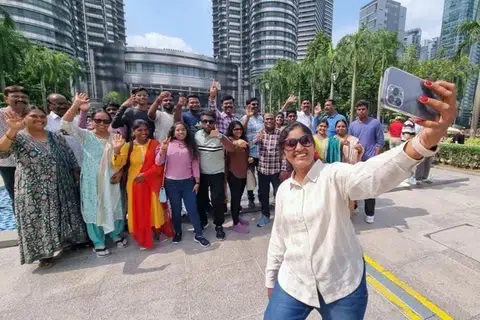 மலேசியத் தலைநகர்  கோலாலம்பூரில் உள்ள பெட்ரோனாஸ் இரட்டைக் கோபுரங்களுக்கு முன்னால் புகைப்படம் எடுத்துக்கொள்ளும் இந்தியச் சுற்றுப்பயணிகள்.