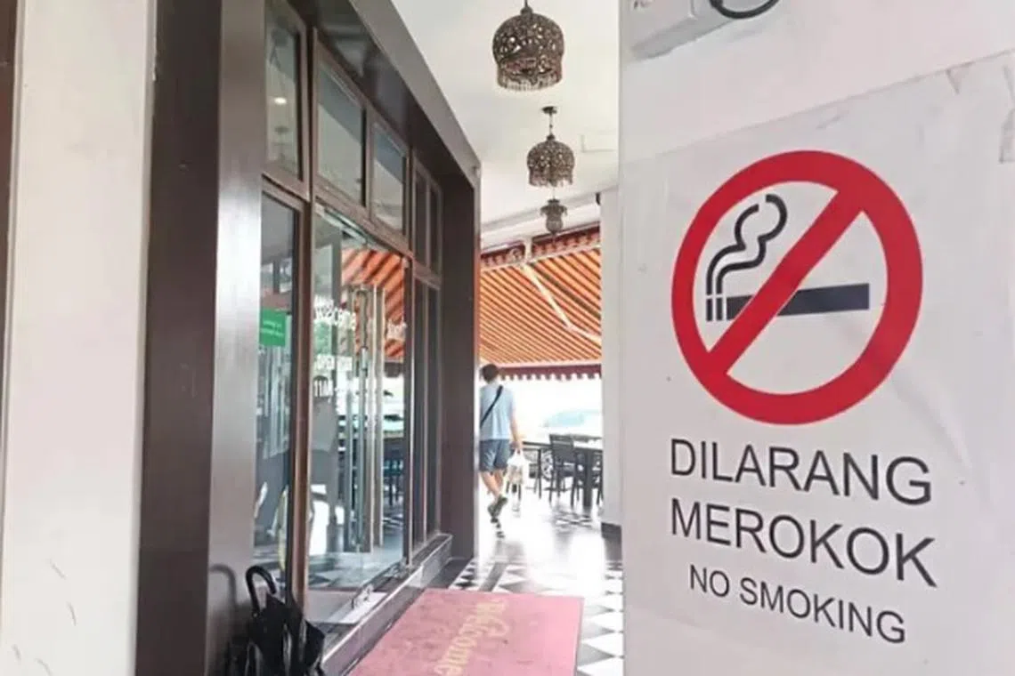 உணவகங்களில் புகைபிடிப்பவர்களை படம் பிடித்து புகார் செய்யலாம்: ஜோகூர் நிர்வாகம்