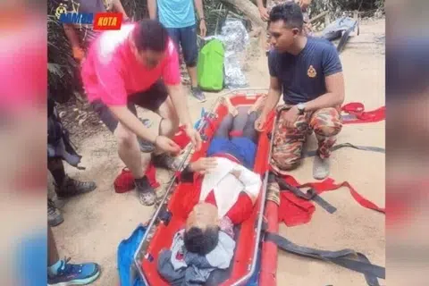 பாதிக்கப்பட்ட 52 வயது சிங்கப்பூரர் தூக்குப் படுக்கையில் கொண்டு செல்லப்பட்டார். 
