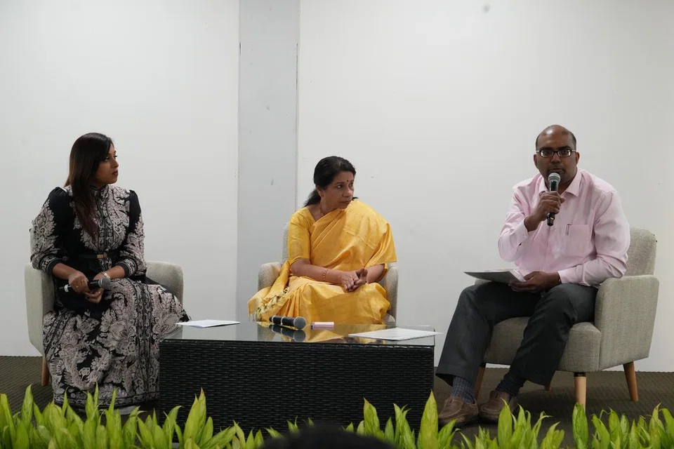 (இடமிருந்து) நெறியாளர் இலக்கியா செல்வராஜி, ஆய்வுகளைப் படைத்த மொழி நிபுணர்கள் டாக்டர் சித்ரா சங்கரன், திரு நாராயணன் வேலாயுதம்.